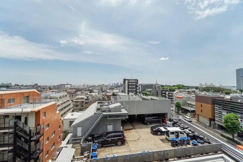 バルコニーからの眺めはこんな感じ。7階なので環八通り(右下)からの排気もお向かいの視線も気にならず、街を遠くまで見渡せる爽快なビューです。ちなみに写真の奥にうっすら見えているのは、川向こうにある武蔵小杉の高層ビル群。