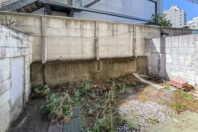 少し右に振ったカット。住戸は1階所在で眺望こそ望めませんが、背の高い塀が外からの視線を遮ってくれます。