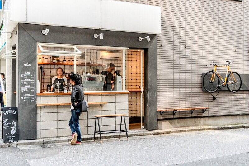 通勤やお散歩の途中に「ABOUT LIFE COFEE BREWERS(アバウトライフコーヒーブリュワーズ)」でコーヒーをテイクアウトしてはいかがでしょう?産地から精製方法、焙煎、淹れ方までこだわり抜いたコーヒーをいただけます。(徒歩9分)