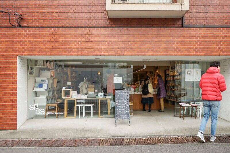 “裏渋谷エリア” に店舗を構える本屋「Shibuya Publishing & Booksellers(シブヤ パブリッシング アンド ブックセーラーズ)」。ハイセンスな選書もさることながら、ガラス越しに店内が見える造りもユニークです。(徒歩12分)
