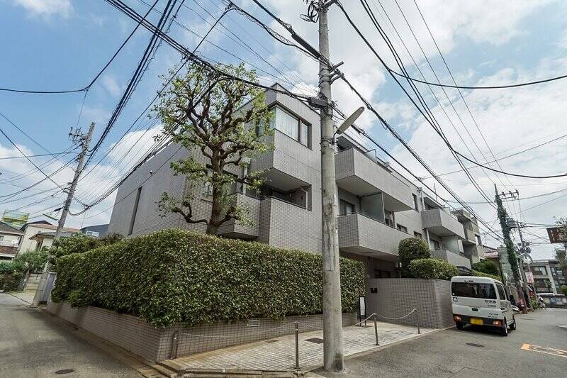 小田急線「祖師ヶ谷大蔵」駅からウルトラマン商店街を歩くこと10分。お店の途切れた静かな一角に佇む、総戸数11戸の低層レジデンスに到着です。特に大きさや数の制限なしでペットを飼育できるという、懐の深いマンションですので、愛犬家・愛猫家さんは必見ですよ。