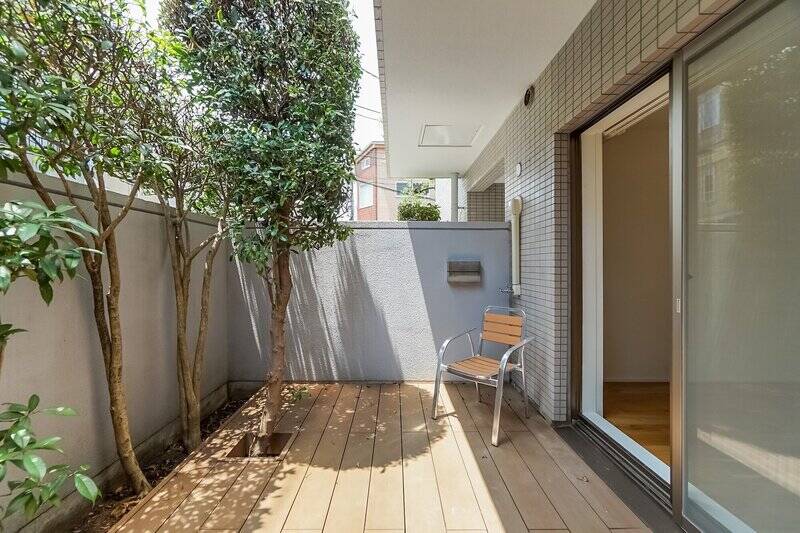 こちらは1階の住戸ですが、専用庭はご覧の通り日当たり良好! 土が露出しているエリアが少ないので、お手入れしやすく気軽に出られるのがGOODですね。高さのある塀で守られているおかげで、外からの視線が気になることもなさそうです◎