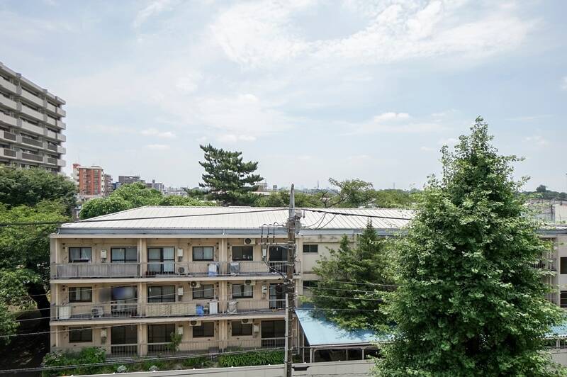 周囲に高い建物が少ないので、眺望は開けています。ほどよく見えるグリーンが気持ちいい。