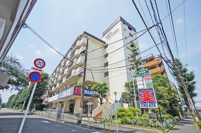 全７棟、総戸数408戸にもなる大規模マンション。当住戸のあるG棟は56戸です。１階にはドラッグストアが入っているほか、児童館や学童クラブも入居しており、ファミリーで安心して暮らせる環境が整っています。