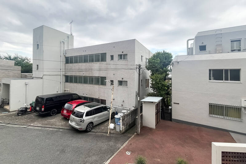 住戸は南東向きで、バルコニーはマンションのエントランス側。ご家族の行き帰りをバルコニー越しに見守ることができそうです。