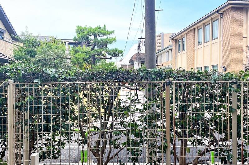 こちらの物件は1階所在。植栽が目隠しになっていて、通りからの視線はそんなに気にならなさそう。