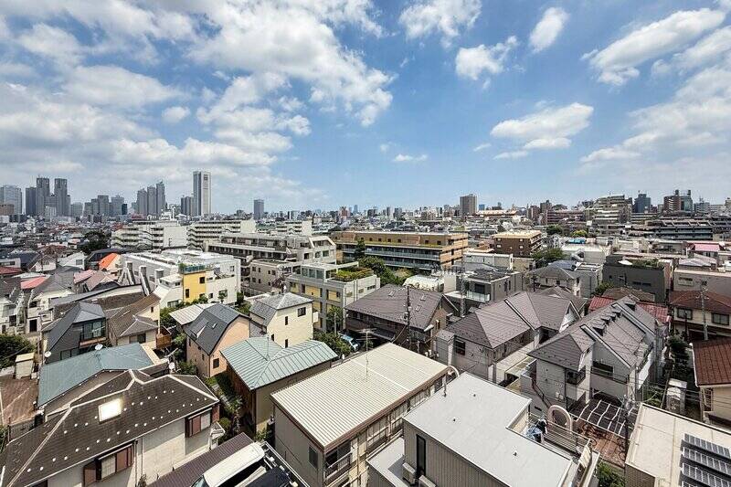 空と街並みを見渡す、気持ちのいい眺望。まわりは戸建てが多く、視線は気になりません。