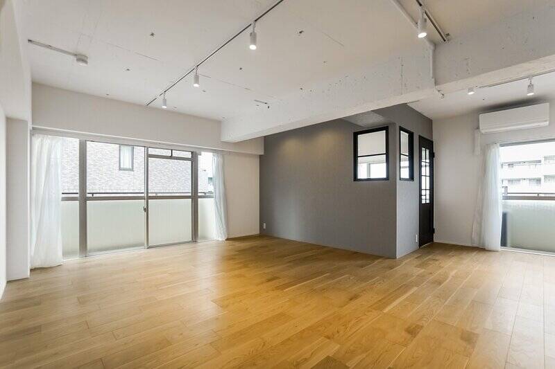 LDKに足を踏み入れると、二面バルコニーが目に飛び込んできます。躯体現しを白で塗装した天井や温かみある床など、内装がもともとの開放感と明るさを底上げしている印象です。