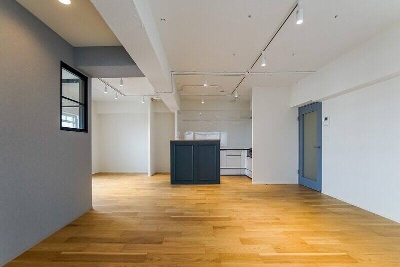 北向きの窓を背にしたカット。正面にはキッチンがあります。白×ブルーグレーの濃淡のバランスがいい感じ。
