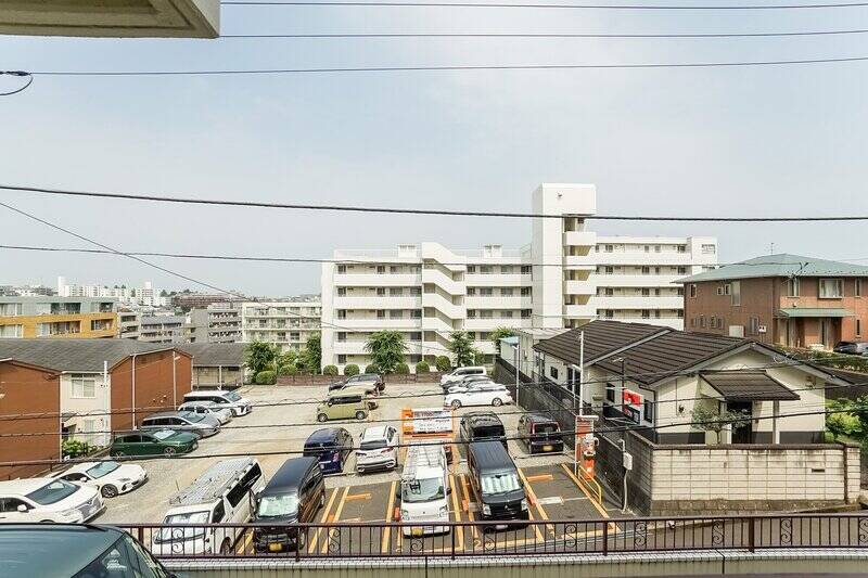 こちらは東側の眺望。まわりは低層の建物が多く、空を大きく仰げます。