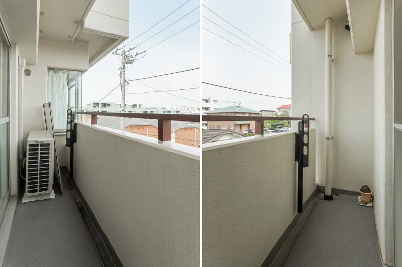 物干し金具付きのバルコニー。奥行きは浅めで、洗濯物を干すと歩くスペースはなさそう。室内から取り込みましょう。