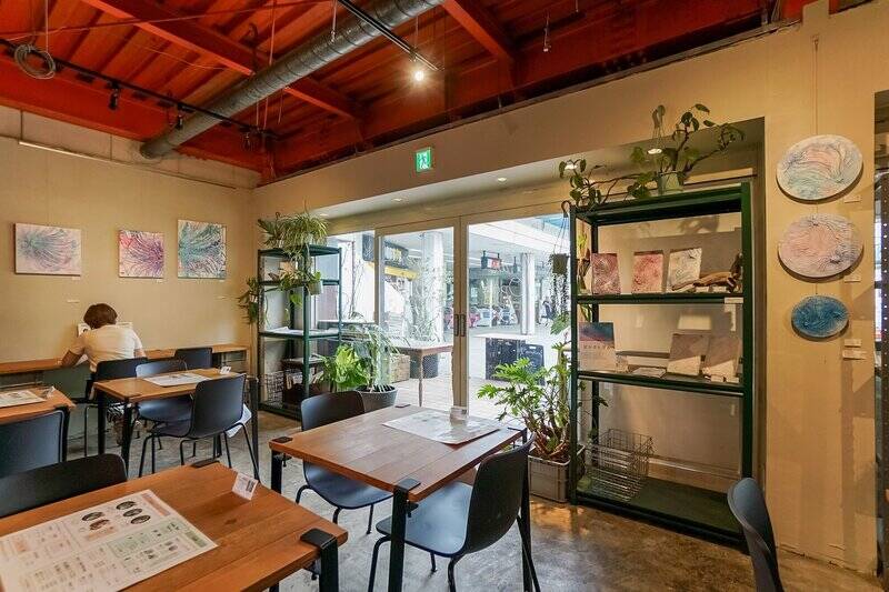 駅前にある「<b>cafe&bistro SUBURB(サバーブ)</b>」もカウカモ的おすすめスポット。世界中のビールやワインとともに、体にやさしいお料理を楽しめます。店内では不定期でイベントや個人展も開催しているそう!(徒歩10分)