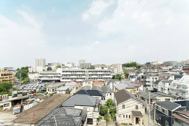 正面の眺望はご覧の通り、空が広い! 高台に建っていることがよく分かります。