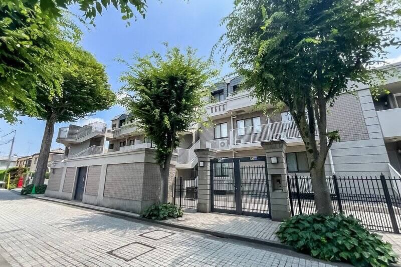 大きな門扉、いくつも連なる三角屋根、立派なシンボルツリー。1996年、三井不動産によって分譲された全42戸のマンションです。広い敷地内に3棟が建っていますよ。