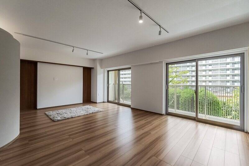 こちらのマンションは交通量の多い環八通り沿いに建っているのですが、住戸はそちらと反対側を向いています。さらに、ぎゅっと気密性の高いサッシのおかげか、LDKでは車の音はほぼ聞こえてきませんでした。拍手!