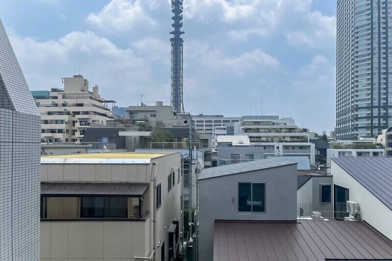 左手にお隣のマンション、右手に別住戸があるのでやや圧迫感はありますが、前方はほどよく開けています。