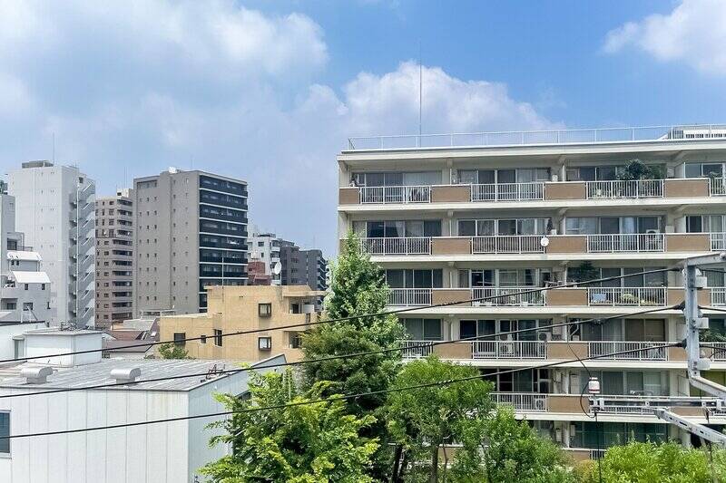 眺望は前方のマンションと向かい合わせ。道路を挟んでいるうえ、お向かいの庭もあるので距離は取れています。