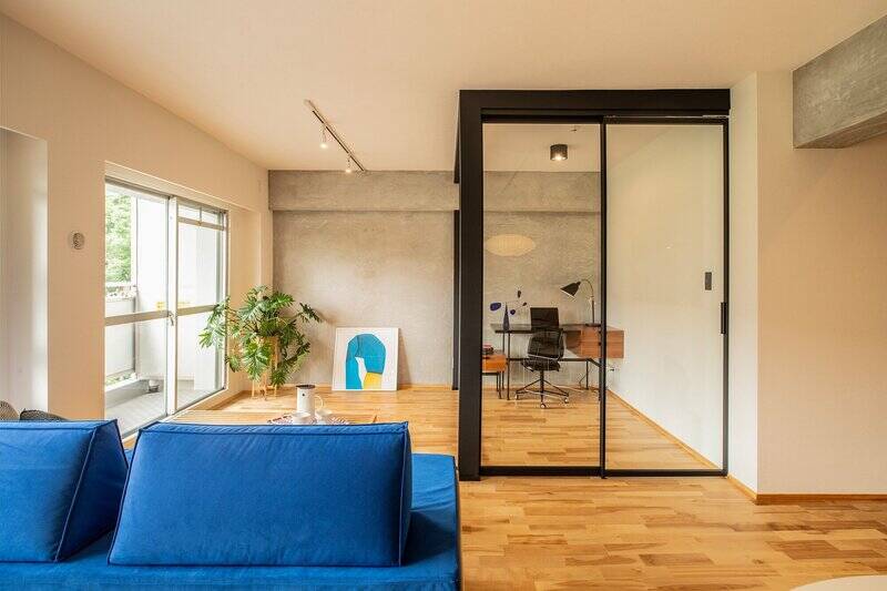 黒のラインがカッコいいガラス張りの建具で、LDKに溶け込むデザイン。
