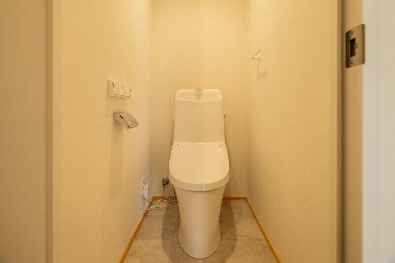 トイレは洗面室からアクセスする間取り。収納がないので、棚などを追加すると便利カモ。