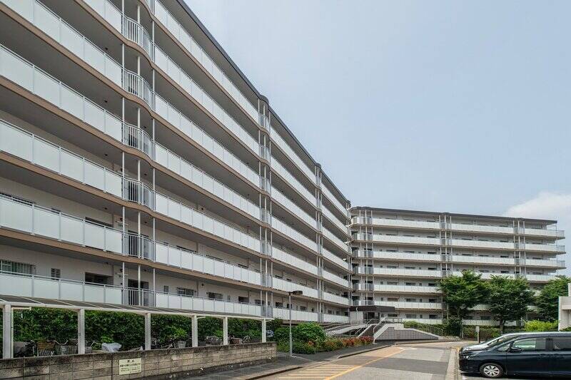 1973年に竣工した、総戸数103戸のマンション。約25,000㎡の敷地内に複数棟に連なって建っており、周辺に公園が点在するゆとりある立地環境です。