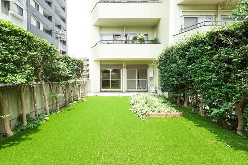 住戸向きのカット。テラスと専用庭合わせて、<b>広さは約64㎡です!</b>