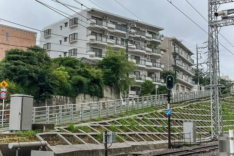 今回ご紹介する物件は、東急池上線「<b>石川台</b>」駅の改札を出てすぐに外観が見えるほどの距離。小高い坂の上に建っており、エントランスまではわずかに上り道を歩きます。