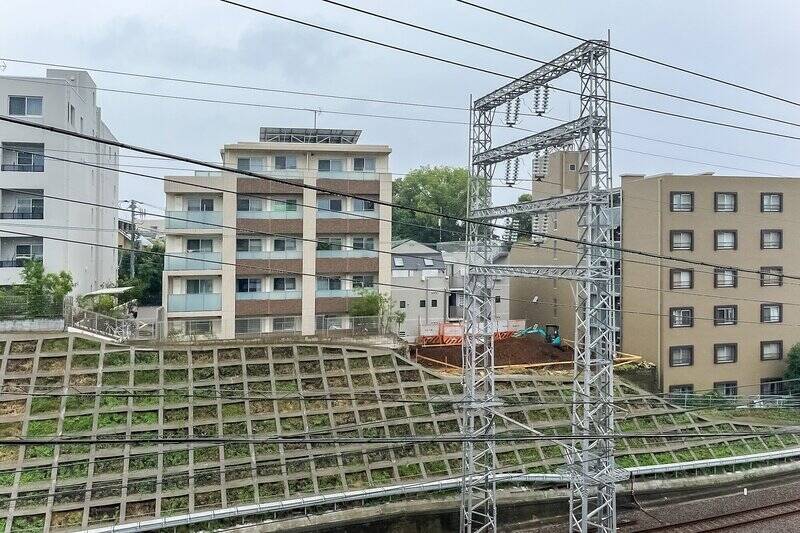 正面には東急池上線の線路が見える、のどかな眺望。