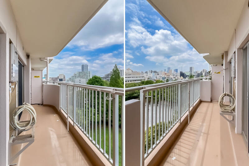 バルコニーはワイドスパン。手すりに物干し受けが備わっています。
