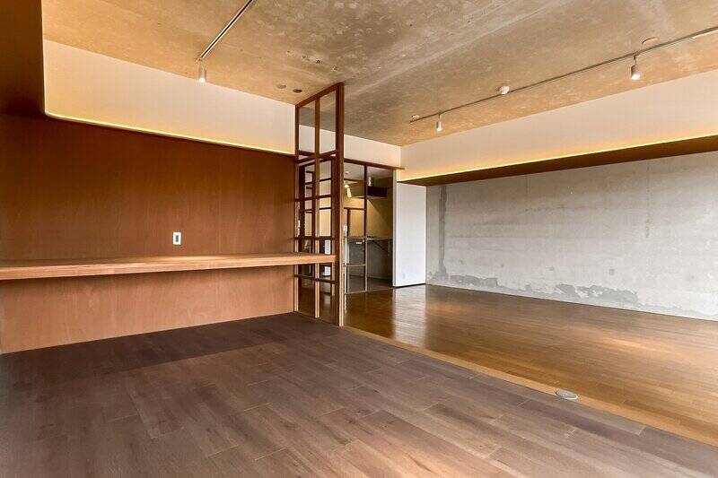 反対側からのカット。木、スラブ、白のバランスが絶妙な内装。間接照明が空間をさらに引き立てます。