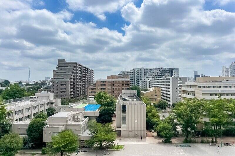 手前が開けているので開放感がありますね！ 視線が気にならないので、カーテンを開けながら過ごすのが気持ちよさそう。