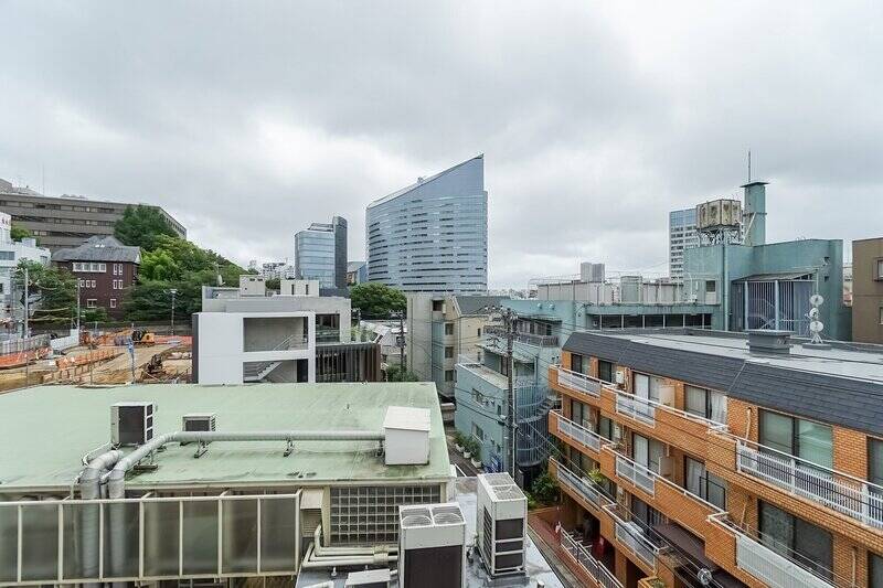 お隣の建物より背が高いおかげで、圧迫感なくひらけた眺望が手に入ります。ちなみに、奥に見えているのはAmazonジャパンのオフィスがある「アルコタワー」です。