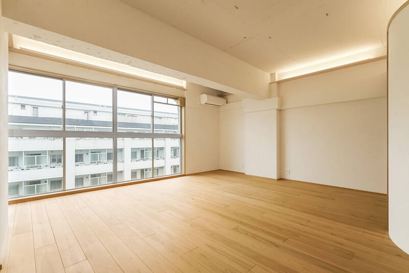 南西向きの大きな窓からたっぷりの光が差し込み、LDK全体が明るく包まれます。そしてアールがここにもチラリ。