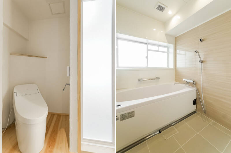 <b>左・</b>トイレには仕切りがなく、洗面室とひと続きの空間に配置されています。／<b>右・</b>浴室には共用廊下側に窓があり、そこから差し込む光が水まわりを明るくしてくれます。