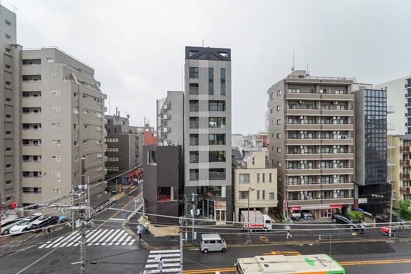 室内で十分に開放感を堪能していたため、バルコニーに出るのをすっかり忘れてしまいました(笑) LDKの窓からバルコニーに出ると、「恵比寿通り」を見下ろすこんな景色が広がっています。