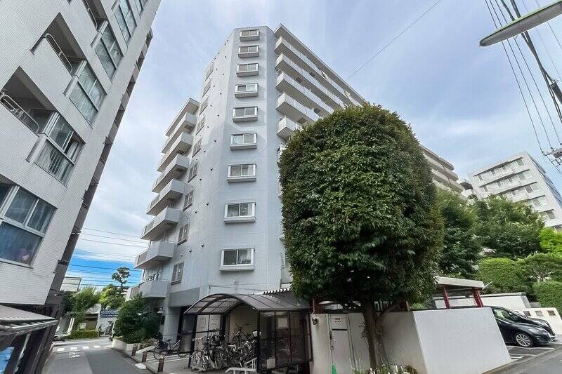 1985年築、全45戸のマンションに到着。1階には24時間営業のフィットネスジムが入っています。