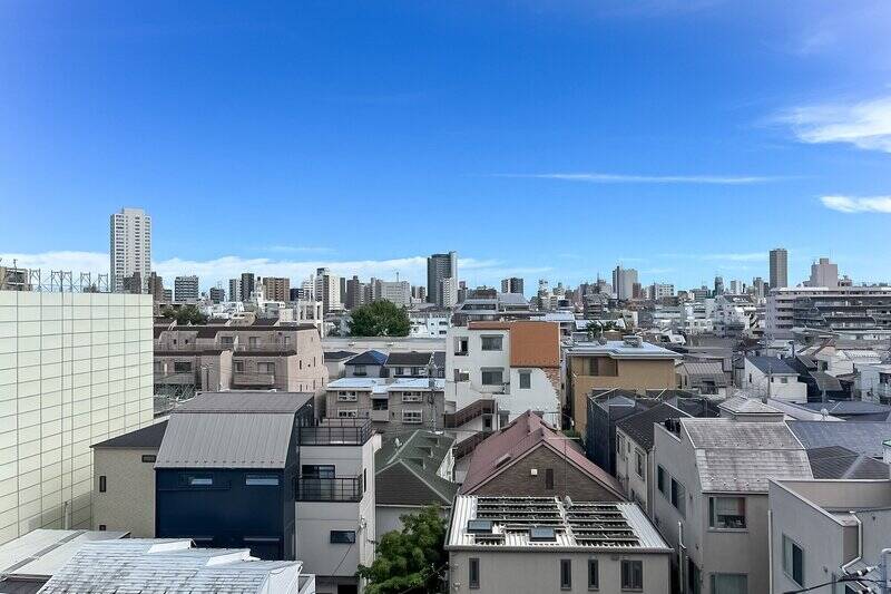 世田谷通りとは反対側を向いたバルコニー。前が低層の住宅街になっているため、こんなに広く空が開けています。