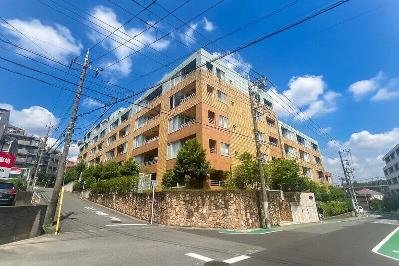 1998年築、全67戸のマンション。大通りから距離が取れた住宅街に所在しています。