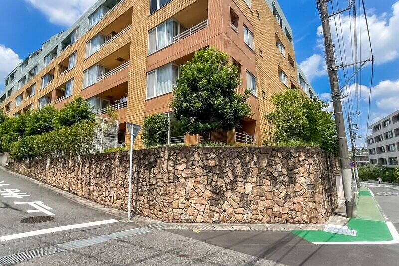 道路から見ると１階の存在にほぼ気付かないのでは？ なかなか個性的な物件です！