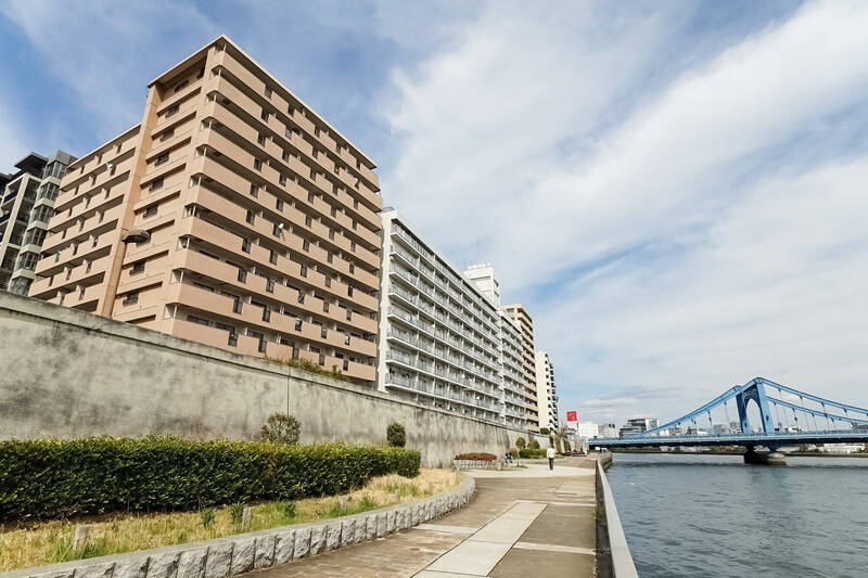 ご紹介の物件は、左手前のブラウンのマンションの9階に位置しています。1976年竣工、総戸数96戸のビッグコミュニティです。