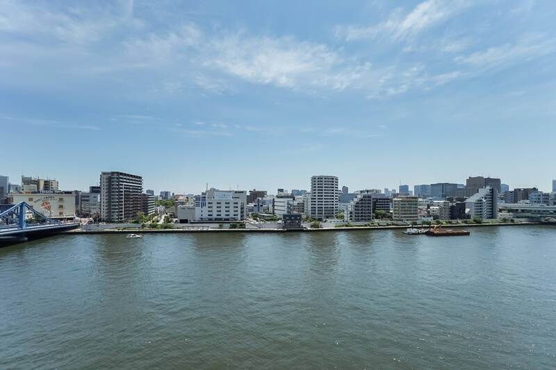 バルコニーに出ると、まるで隅田川の上に浮かんでいるみたいな気分です。大きな空、光る水面、たまに通りすぎていく船……しばし、取材を忘れてうっとりしてしまいました。