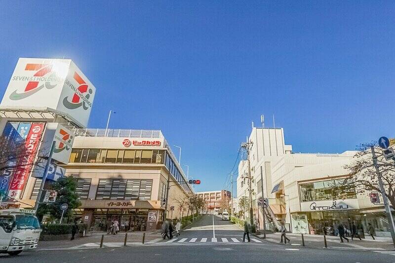 今回ご紹介する物件の最寄り駅は、東急田園都市線「<b>たまプラーザ</b>」（徒歩13分）。駅前には「<b>東急百貨店 たまプラーザ店</b>」（徒歩11分）や「<b>イトーヨーカドー たまプラーザ店</b>」（徒歩12分）があり、お買い物環境が充実しています。
