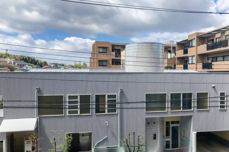 バルコニー正面には別の建物が見えますが、向き合う窓は曇りガラスで視線は気になりづらい印象です。
