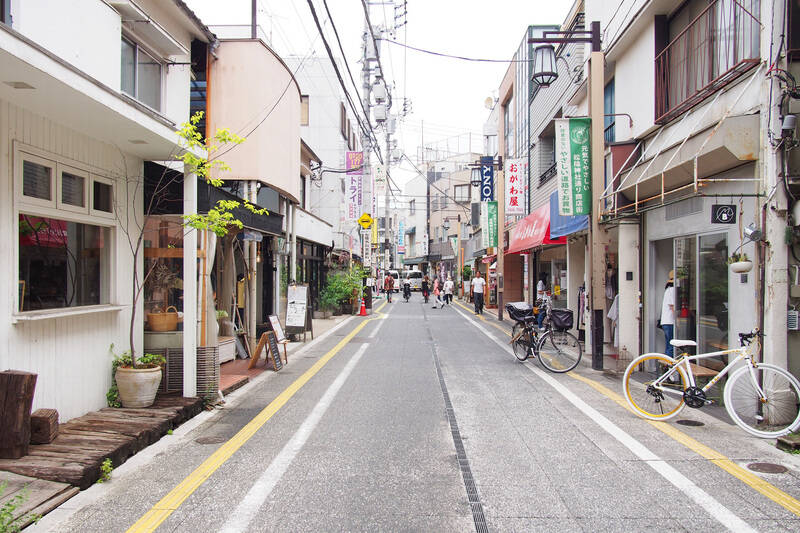 ご紹介する物件は、最寄り駅の東急世田谷線「<b>松陰神社前</b>」から徒歩４分。駅からマンションまでは、ローカルな商店街を歩きます。