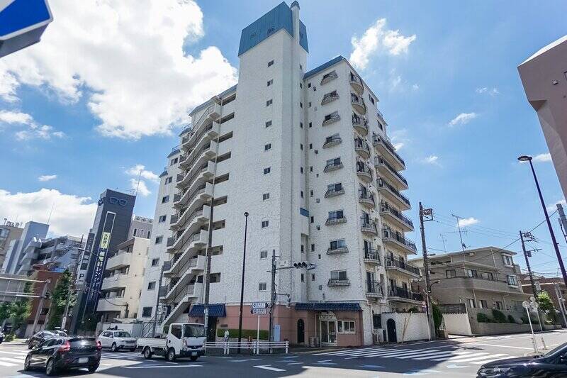 おしゃれなお店を横目に歩いていくと、レトロな青い屋根を発見。今回は、カウカモお馴染みの “秀和レジデンス” のご紹介です。