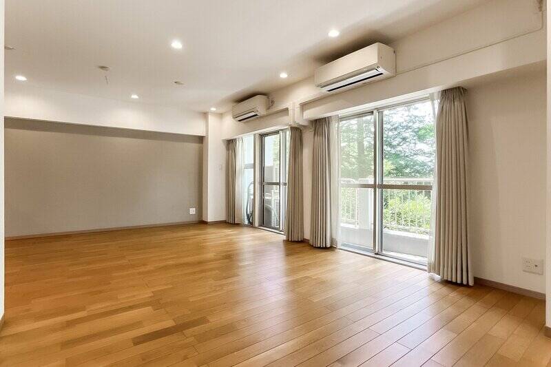 奥の壁にはグレーのアクセントクロスが貼られています。