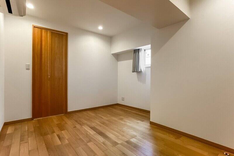 小さな窓が付いていて風通しもよさそう。こちらのお部屋にも大きな柱があるので、お手持ちの家具などの寸法をメモしてきてくださいね。