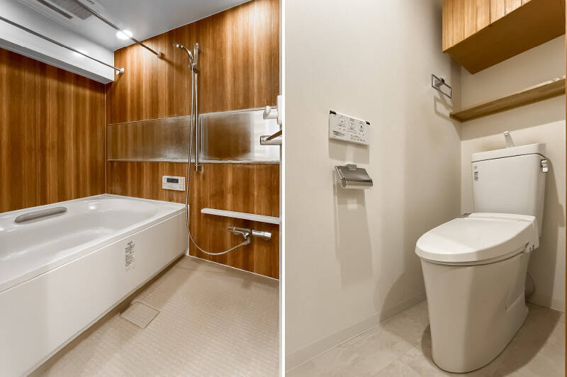 茶系で色味が統一されたユニットバスとトイレ。トイレ上部にもしっかりと収納が付いています。