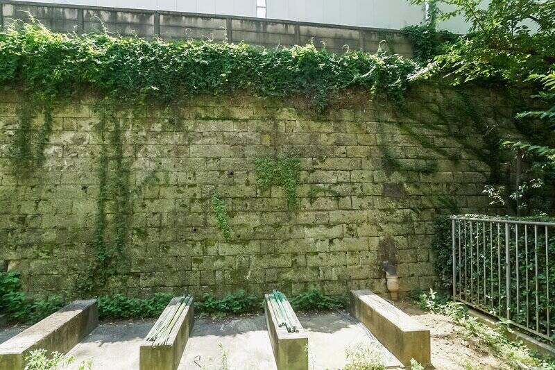 目の前には、ツタに覆われた塀が。かつてバチカン大使館があった場所だそうです。