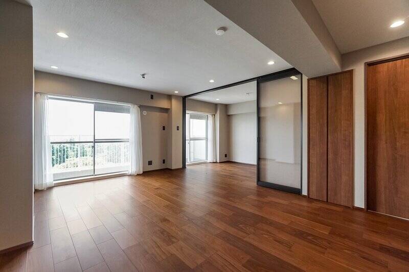 壁や天井はシックなベージュのクロスで仕上げられており、床や建具は濃いめのブラウンのものがセレクトされています。ほんのり高級感のある、アーバンな雰囲気の内装です。