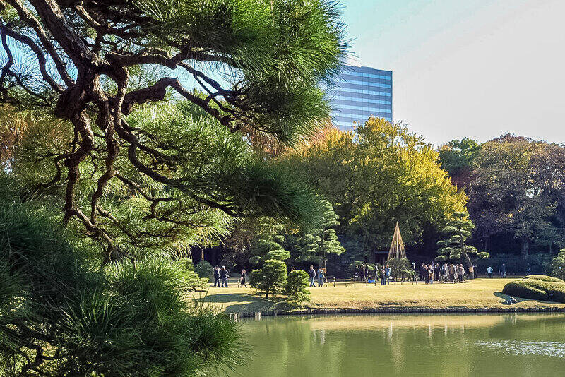 「六義園」は、江戸幕府の大老「柳沢吉保」が自らの文学的造詣の深さを反映した繊細な日本庭園。１年間何度も訪れることができる、年間パスポートを購入しておくのがおすすめです。（徒歩３分）